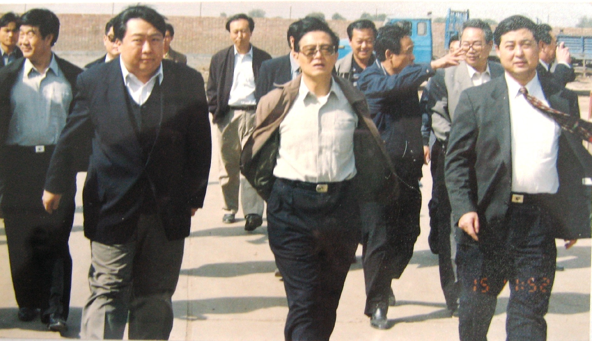 1999年 河北省省长钮茂生视察衡水京华.jpg
